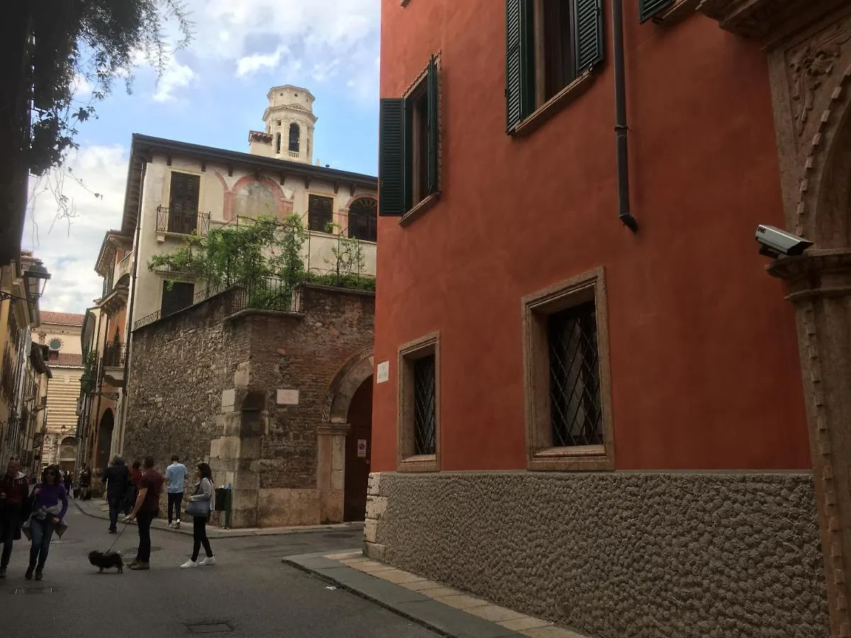Veronajourneys Emilei 0*, Verona Itália